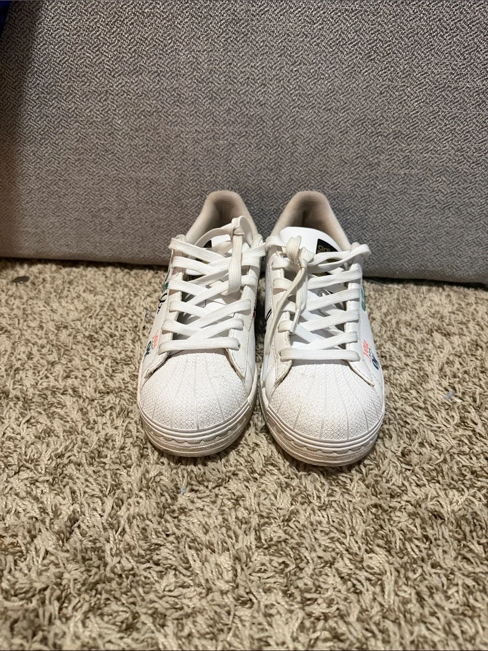 adidas White Low-Top Sneakers with Green Logo and Black Heel